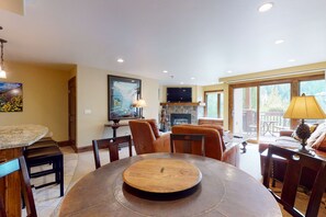 Een televisie en een open haard