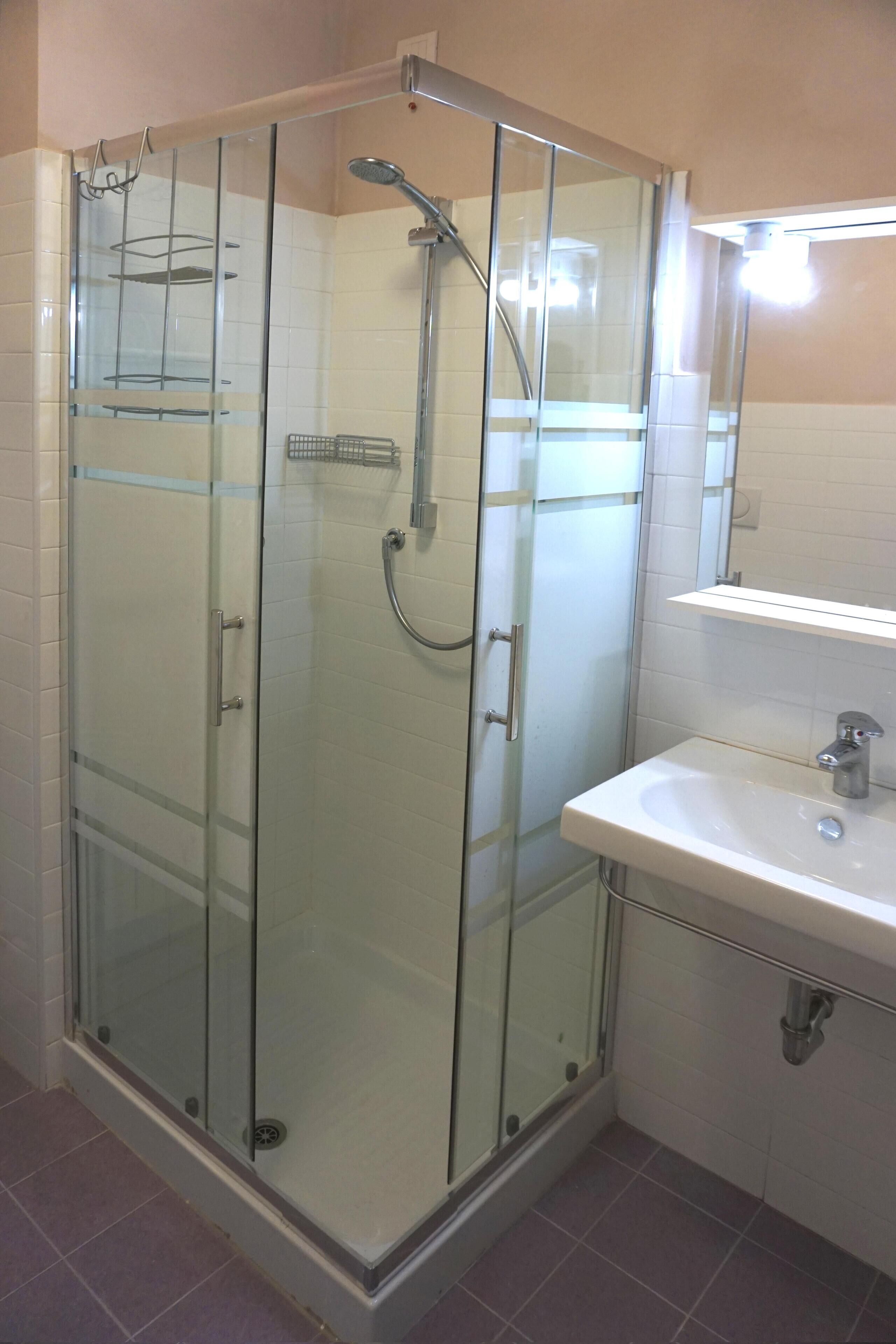 Dusche, Haartrockner, Bidet, Handtücher