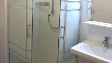 Dusche, Haartrockner, Bidet, HandtĂŒcher