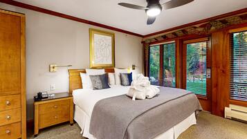 Een strijkplank/strijkijzer, internet, beddengoed