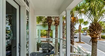 Charming beachfront getaway with a pool & sports courts - Snowbird-friendly