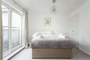 2 bedrooms, iron/ironing board, WiFi, bed sheets - Beach Point - Stunning Harbour Views from Balcony (Poole)