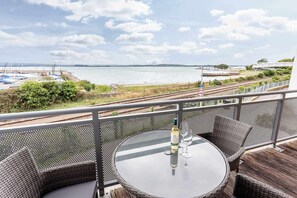 Outdoor dining - Beach Point - Stunning Harbour Views from Balcony (Poole)