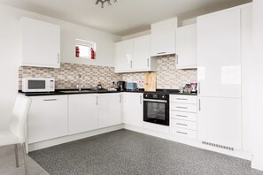 Kylskåp, mikrovågsugn, ugn och spishäll