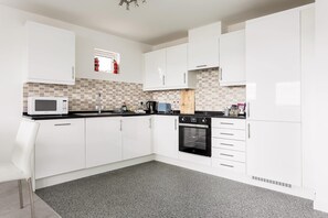 Jääkaappi, mikroaaltouuni, uuni, liesi