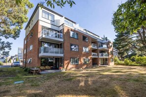 Exterior - Sandy Shores - 2-bed flat on Sandbanks Peninsular (Poole)