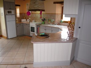 Réfrigérateur, four à micro-ondes, un four, surface de cuisson