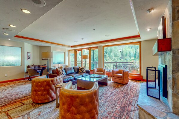 Televisión y chimenea 