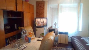 2 عدّة غرف نوم وواي فاي وملاءات أسرّة