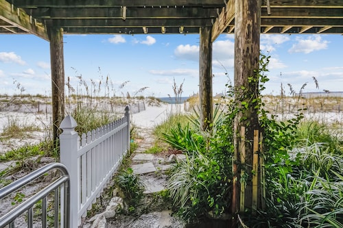 WOW Closest to the Gulf Luxury 4 Bed,3Bath 3 Decks Sleeps 14 2500 SF