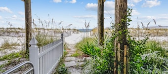 WOW Closest to the Gulf Luxury 4 Bed,3Bath 3 Decks Sleeps 14 2500 SF