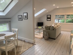 TV - The Hemingway Carriage House - Romantic & Private Downtown Mystic Getaway (Mystic)