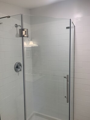 Douche, serviettes fournies, savon, papier toilette