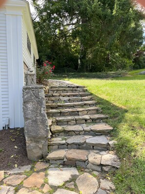 Property grounds - The Hemingway Carriage House - Romantic & Private Downtown Mystic Getaway (Mystic)