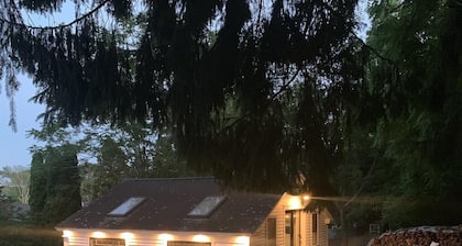 The Hemingway Carriage House - Romantic & Private Downtown Mystic Getaway