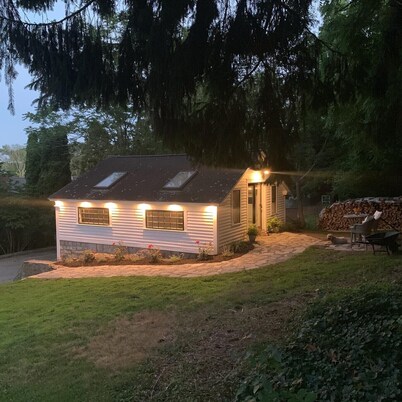 The Hemingway Carriage House - Romantic & Private Downtown Mystic Getaway