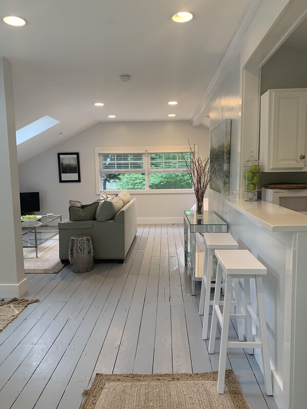 TV - The Hemingway Carriage House - Romantic & Private Downtown Mystic Getaway (Mystic)