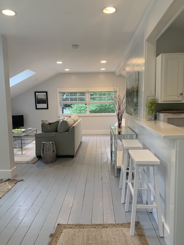 The Hemingway Carriage House - Romantic & Private Downtown Mystic Getaway