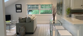 The Hemingway Carriage House - Romantic & Private Downtown Mystic Getaway