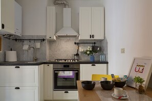Fridge, oven, cookware/dishes/utensils, dining tables