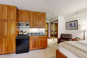 Iron/ironing board, Internet, bed sheets