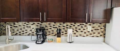 Réfrigérateur, four à micro-ondes, un four, surface de cuisson