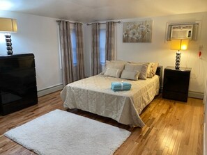 3 bedrooms, iron/ironing board, WiFi, bed sheets - Quick rides to JFK, train station, malls & casino. (Queens)