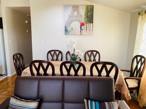 Dining - Quick rides to JFK, train station, malls & casino. (Queens)