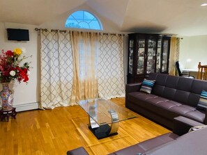 TV - Quick rides to JFK, train station, malls & casino. (Queens)