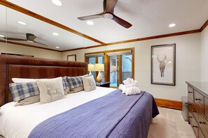 3 bedrooms, iron/ironing board, internet, bed sheets - Ski-in/out condo w/ mountain view, fireplace, fast WiFi, shared pool/hot tubs/WD (Vail)