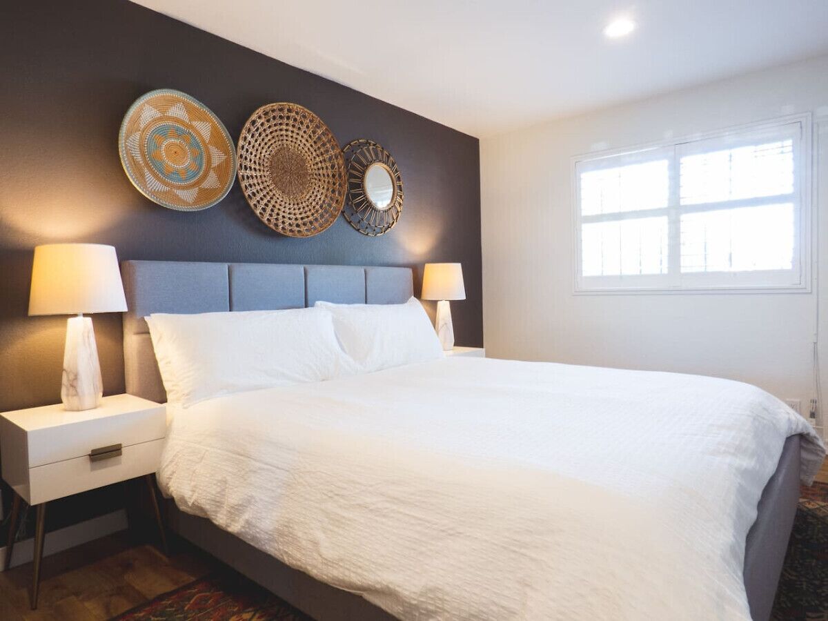 3 habitaciones, tabla de planchar con plancha, wifi y ropa de cama 