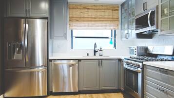 Refrigerador, microondas, horno y parrilla de estufa