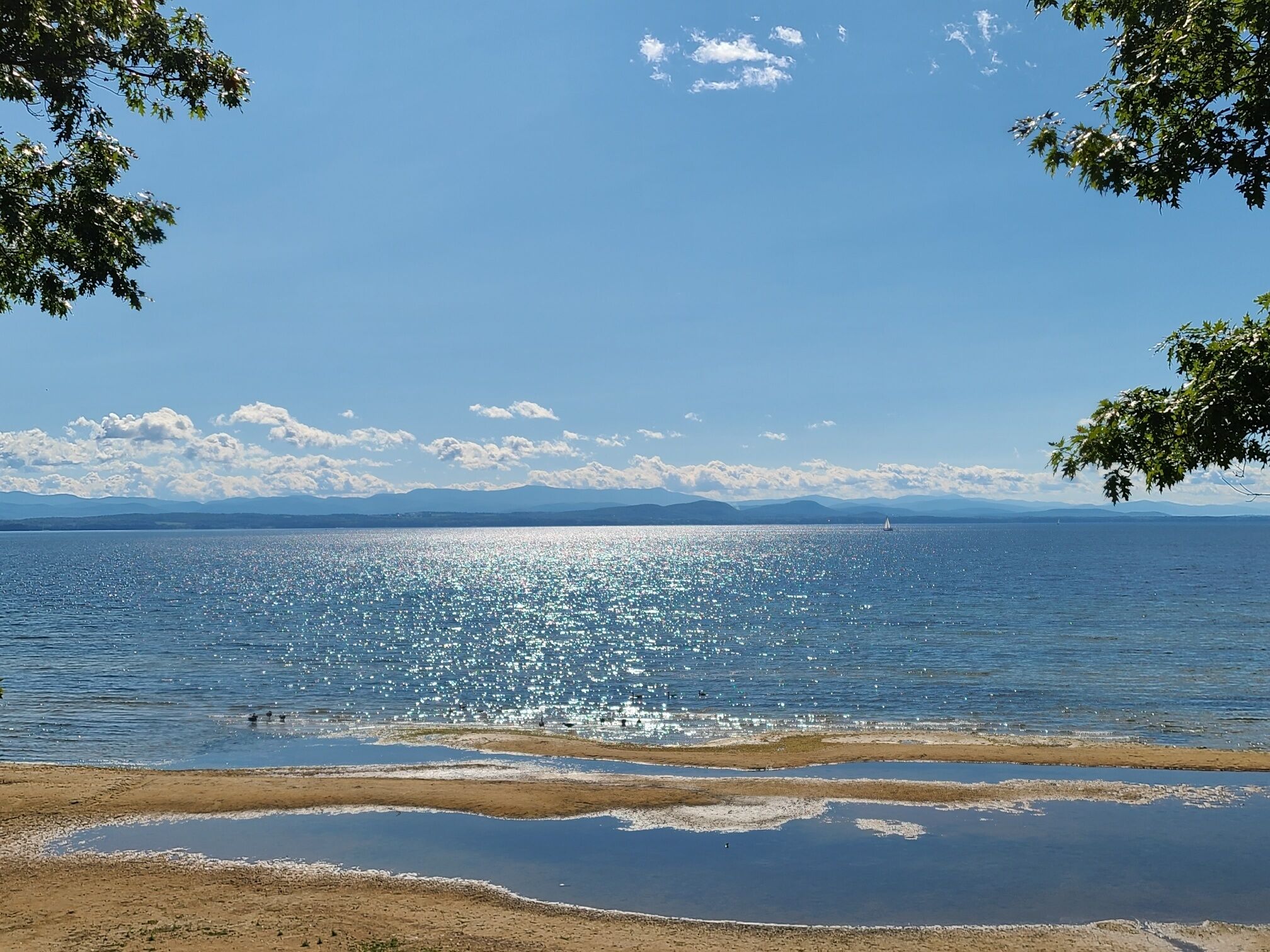 Sur la plage, chaise longue, serviettes de plage