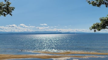 Sur la plage, chaise longue, serviettes de plage