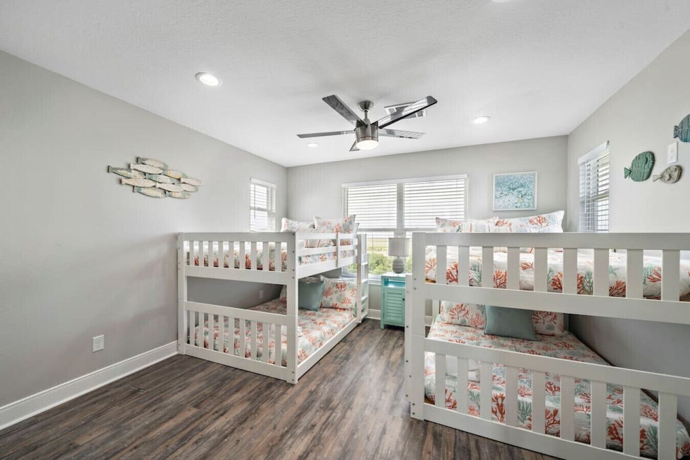 4 camere, una scrivania, ferro/asse da stiro, culla da viaggio