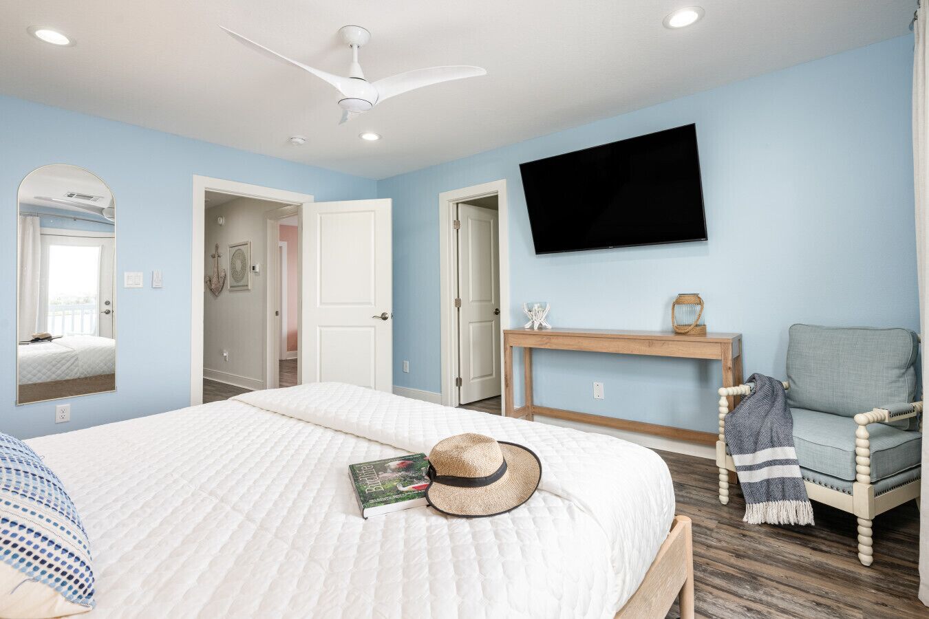 4 makuuhuonetta, työpöytä, silitysrauta/-lauta, vauvan matkasänky