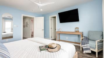 4 makuuhuonetta, työpöytä, silitysrauta/-lauta, vauvan matkasänky