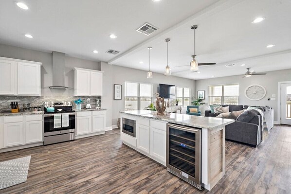 Kjøleskap, mikrobølgeovn, ovn og kokeplater