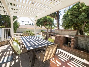 Outdoor dining - Spacious LA Porter Ranch House w/ Pool & Big Yard (Los Angeles)