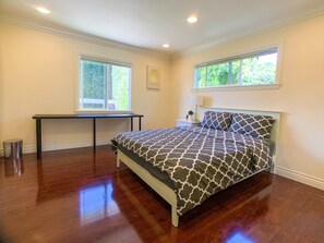 4 bedrooms, WiFi - Spacious LA Porter Ranch House w/ Pool & Big Yard (Los Angeles)