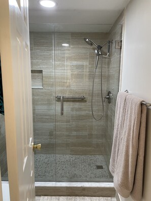 Combined shower/bathtub, towels, soap - Hudson Hideaway: 2 BR/2 Bath Gulf Front Condo,Stunning Sunset from 27' Balcony (Hudson)