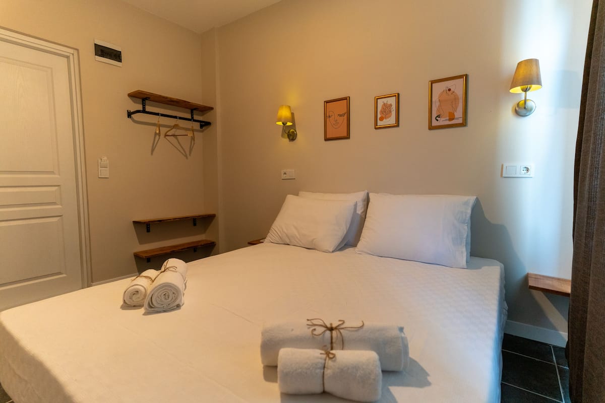 Klassieke kamer, 1 queensize bed | Luxe beddengoed, een bureau, gratis wifi, beddengoed