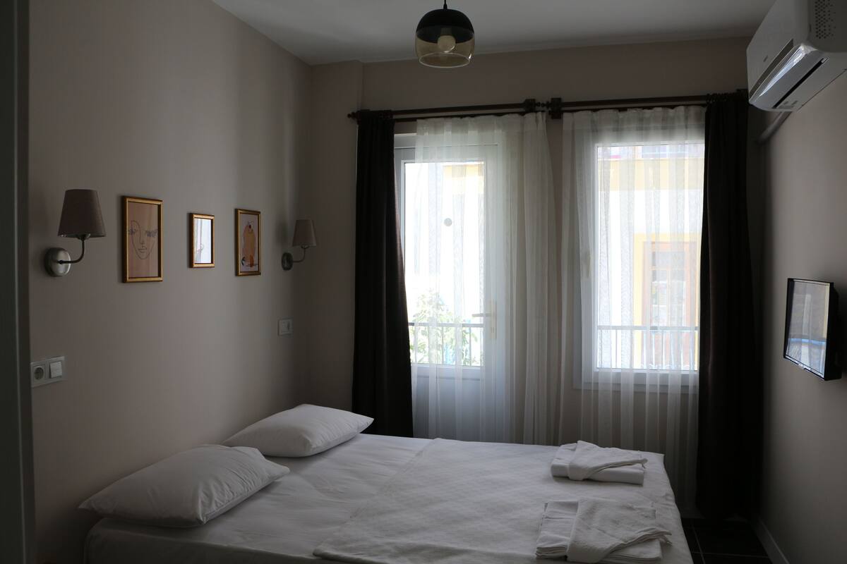Premium bedding, desk, WiFi (free), bed sheets
