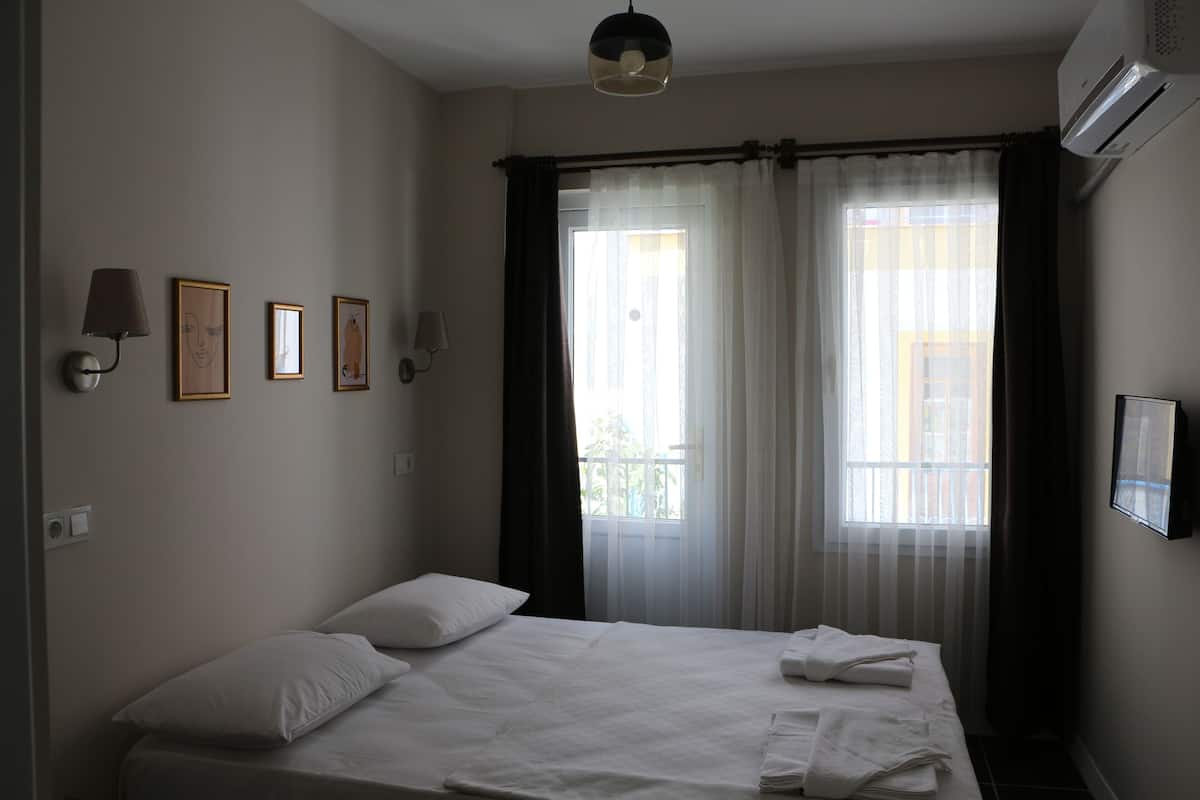 Roupas de cama premium, escrivaninha, Wi-Fi de cortesia, roupa de cama