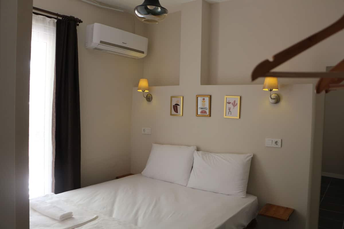 Roupas de cama premium, escrivaninha, Wi-Fi de cortesia, roupa de cama