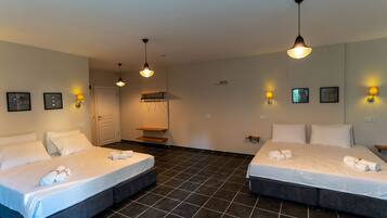 Grand-Zimmer (No:16) | Hochwertige Bettwaren, Schreibtisch, kostenloses WLAN, Bettwäsche