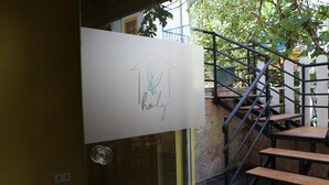 Una escalera con una puerta de vidrio y un letrero que muestra una hoja y la palabra "holy".