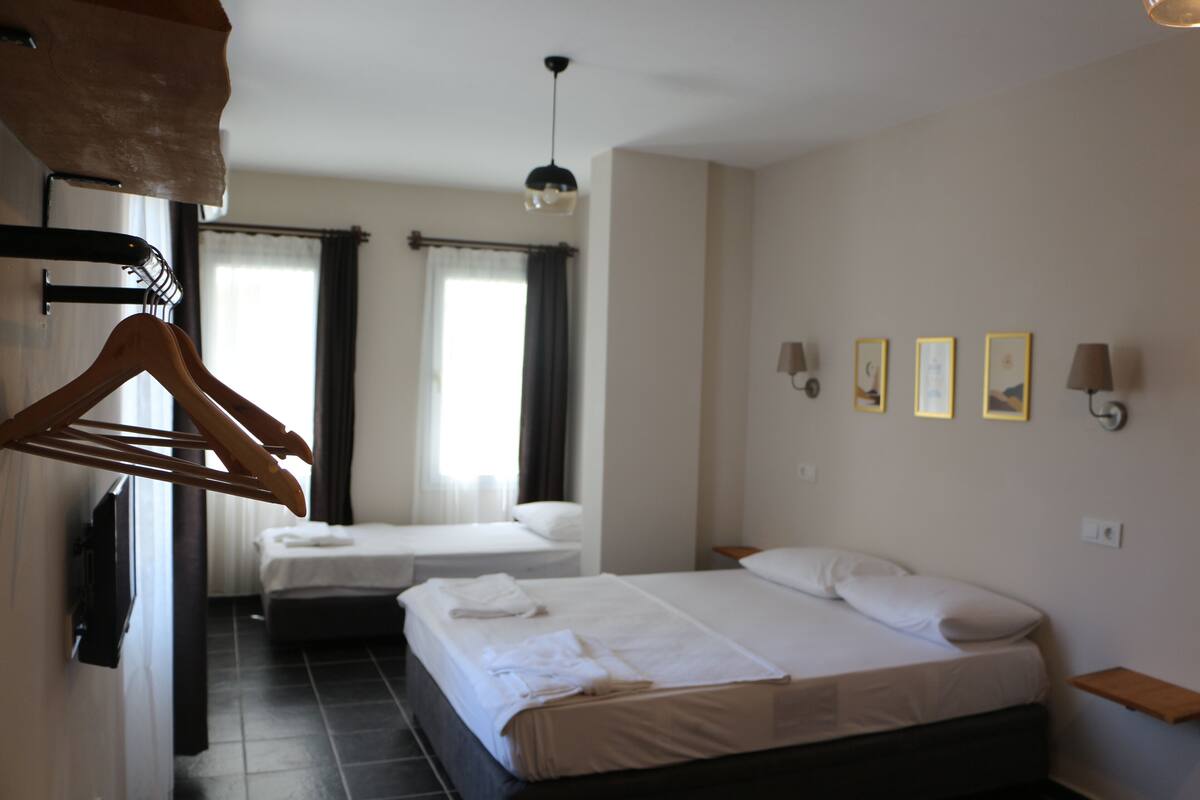 Family Room (No:13) | Premium bedding, desk, WiFi (free), bed sheets