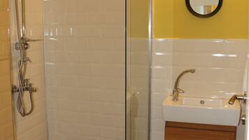 Classic-Zimmer, 1 Queen-Bett | Badezimmer | Dusche, Regendusche, Haartrockner, Bademäntel