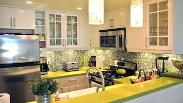 Kjøleskap, mikrobølgeovn, ovn og kokeplater